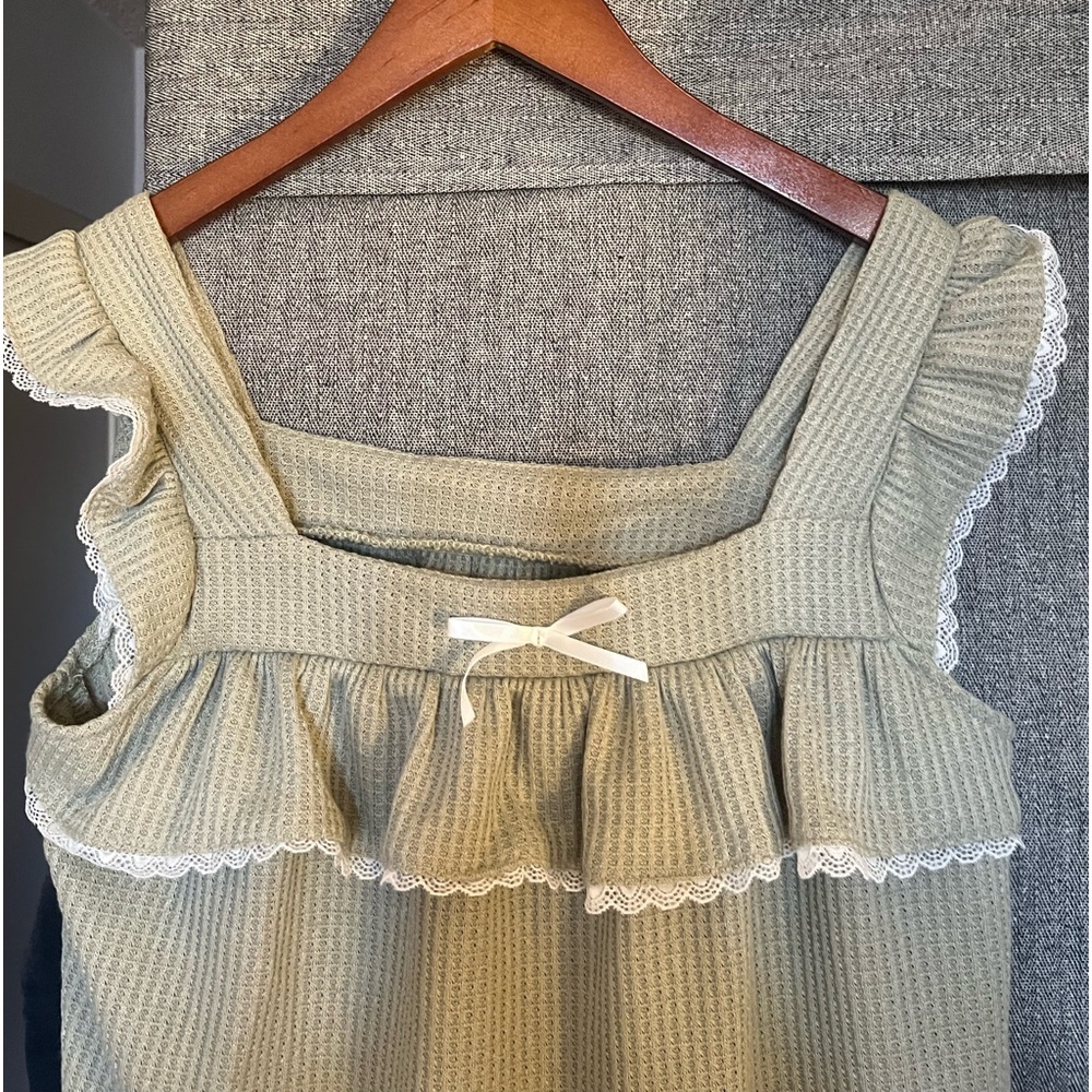 Light green ruffle tank small